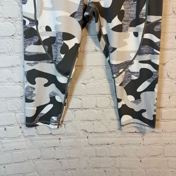 ZYIA Gray and White Camouflage Leggings - Picture 3 of 7